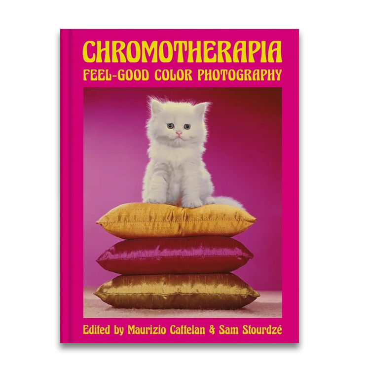 Book cover of 'Chromotherapia: Feel-Good Color Photography' with a white kitten on pillows.