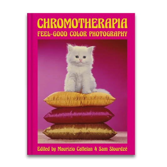 Book cover of 'Chromotherapia: Feel-Good Color Photography' with a white kitten on pillows.